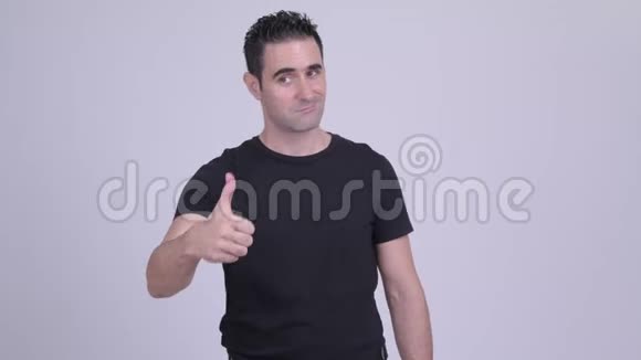 快乐的帅哥在白色背景下竖起大拇指视频的预览图