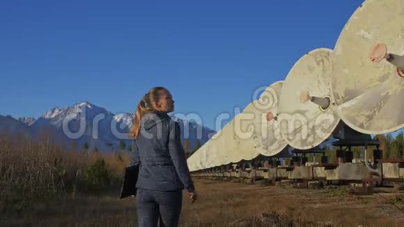 太阳能地面物理研究所女学生操作员在笔记本上监控通信设备独一无二视频的预览图