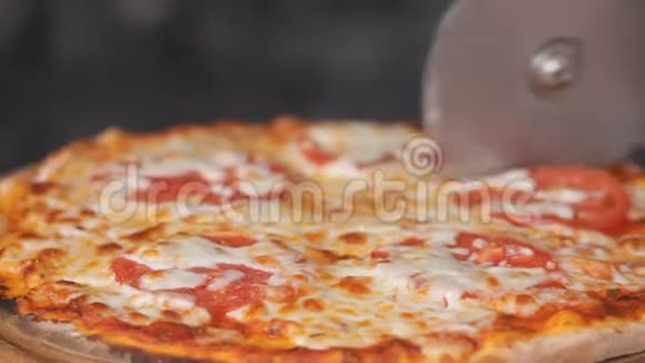 餐厅里有意大利披萨视频的预览图
