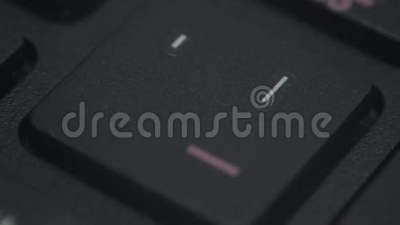 电脑键盘上按键的手指特写视频的预览图