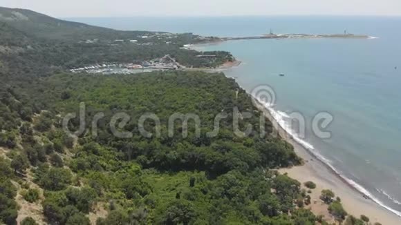 大海上海湾的顶部景色空中射击视频的预览图