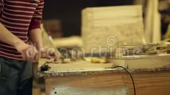 年轻的木匠在工作视频的预览图
