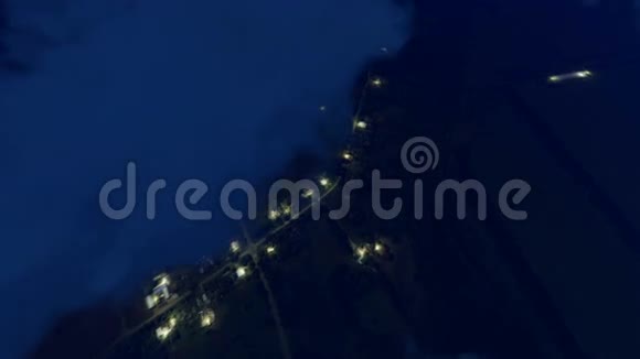 郊区上空夜空中的客机视频的预览图