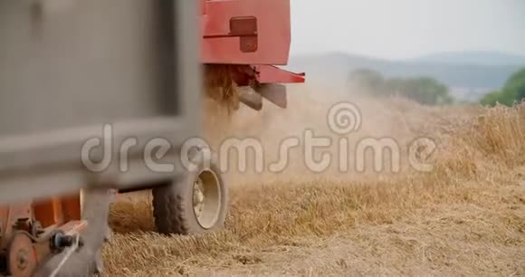 农场现场联合收割机特写视频的预览图