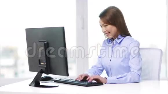 带着电脑在办公室里微笑的女商人视频的预览图