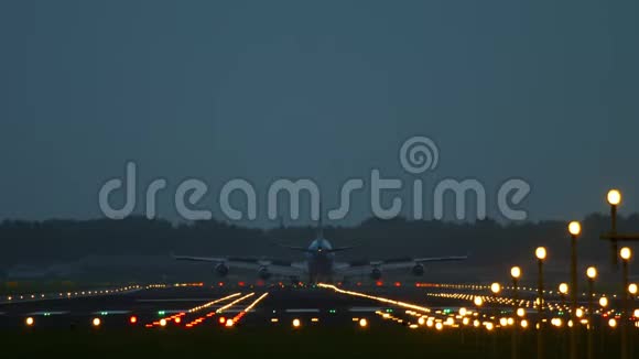 飞机在18R跑道降落视频的预览图