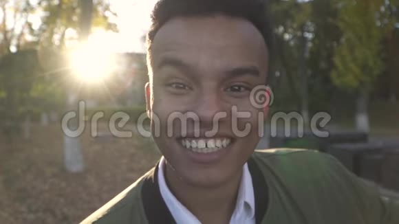 一个微笑的非裔美国人的肖像视频的预览图