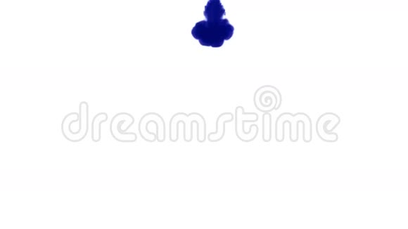 一股孤立的蓝色墨水注入颜色溶于水慢镜头背景背景背景视频的预览图