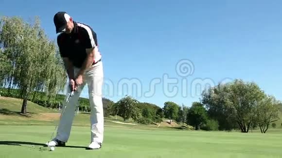 一名男子高尔夫球手拿着高尔夫球杆打了一个白色的高尔夫球视频的预览图