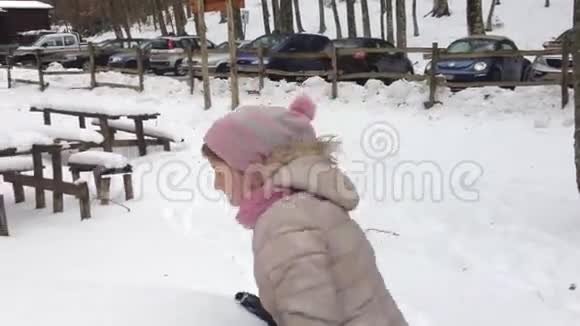 雪地上的女孩视频的预览图