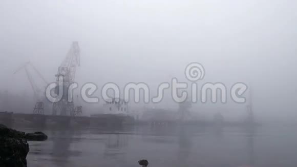 克兰斯号船在雾中的河流上视频的预览图
