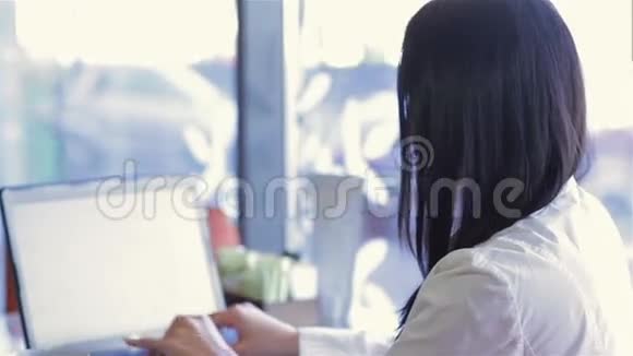 一个有笔记本电脑的女商人视频的预览图