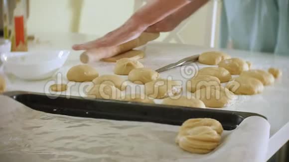 快乐的老妇人在家里厨房里擀饼干面团视频的预览图