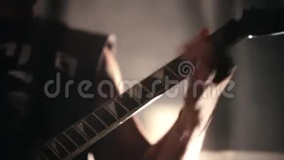 一个男人在舞台上弹电吉他视频的预览图
