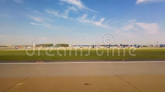 从飞机窗口看机场视频的预览图