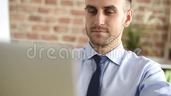 在电脑上工作的人视频的预览图