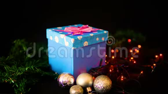 圣诞礼物盒球和灯的拍摄视频的预览图