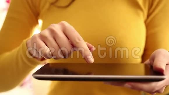 女性家庭使用数字平板电脑1080i视频的预览图