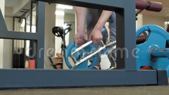 健身房里的人健身健康生活方式视频的预览图