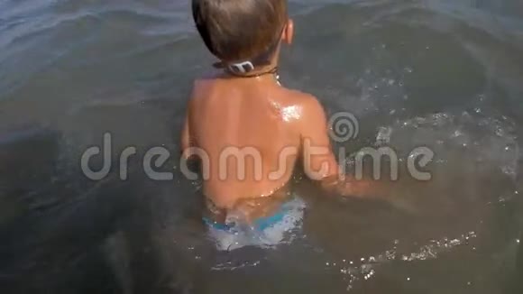 孩子在海里游泳视频的预览图