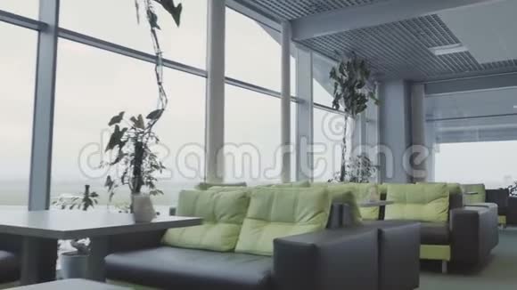 机场的休息室视频的预览图