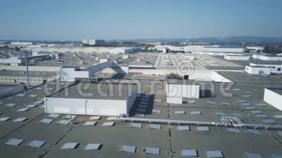 现代工厂或工厂屋顶的鸟瞰图视频的预览图