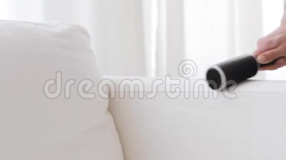 女用粘辊清洁沙发装潢视频的预览图