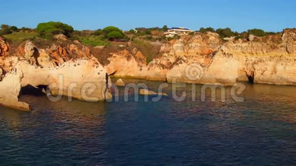 葡萄牙阿尔沃普拉亚特雷斯艾尔莫斯天然岩石空中飞行视频的预览图