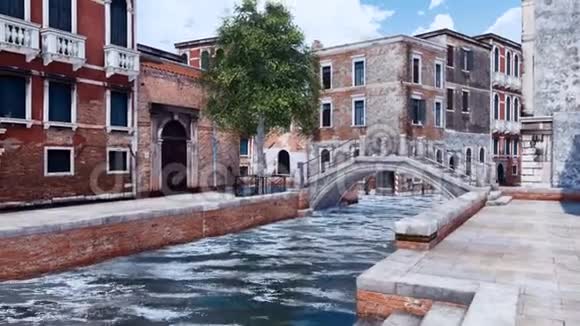 空威尼斯街与运河上的古桥视频的预览图