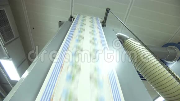 印刷纸制品生产过程中的胶印机视频的预览图