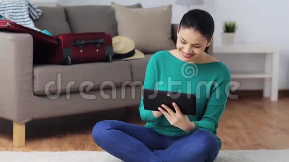 带平板电脑的女人准备回家旅行视频的预览图