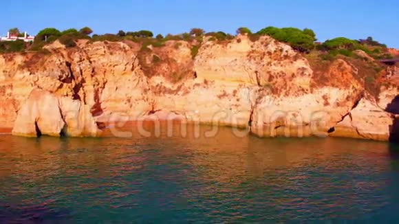 葡萄牙阿尔沃普拉亚特雷斯艾尔莫斯天然岩石空中飞行视频的预览图