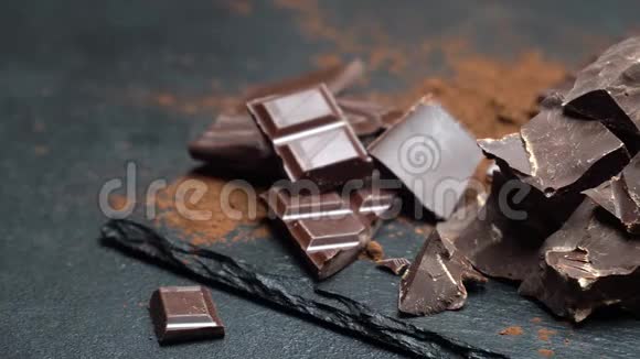 深色混凝土背景下的黑色或牛奶有机巧克力视频的预览图
