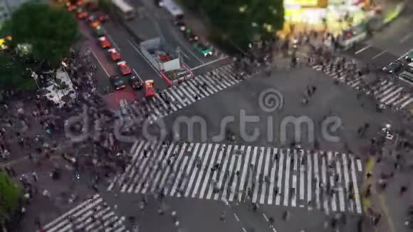石布雅十字路口是世界上最繁忙的人行横道之一视频的预览图