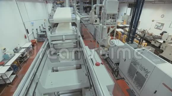 印刷纸制品生产过程中的胶印机视频的预览图