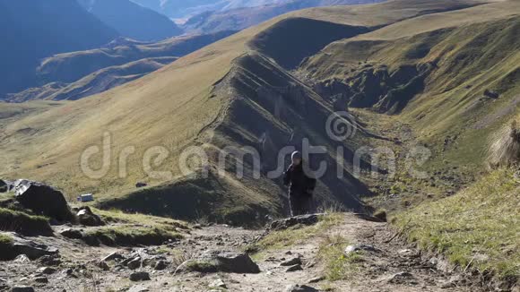 徒步旅行的女人走在山上视频的预览图