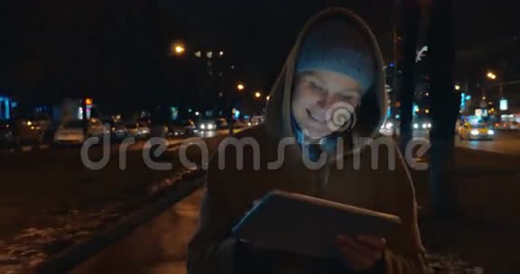 晚上用平板电脑在城里散步视频的预览图