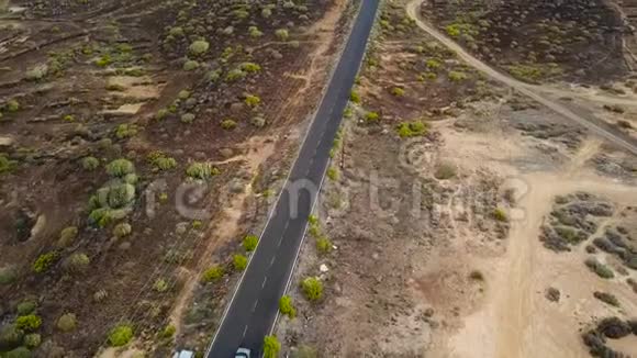 汽车沿着沙漠公路行驶的俯视图视频的预览图