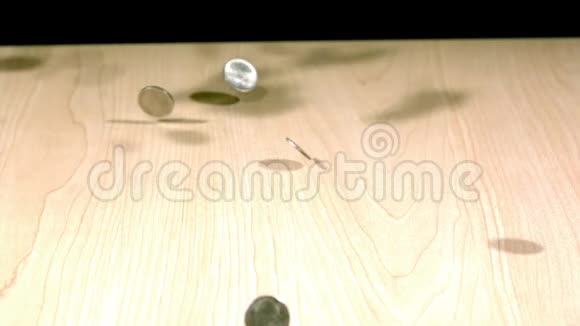 慢动作硬币弹在桌子上视频的预览图
