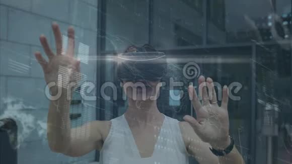 女商人使用虚拟现实耳机视频的预览图