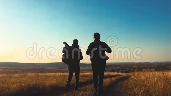 男性背包客徒步登山探险徒步情侣游享生活风景自然景观暑假假期视频的预览图