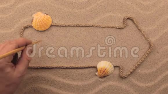 用手写在沙子上的夏日铭文用绳子做成的指针视频的预览图