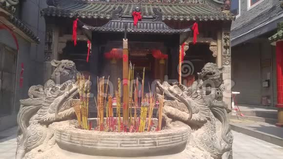 中国深圳寺庙烧香拜佛视频的预览图