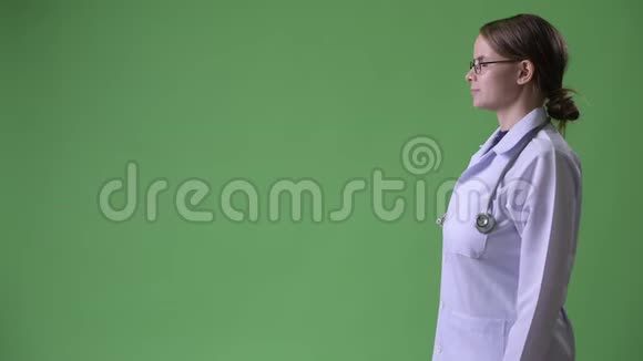 年轻美女医生思考的概况视频的预览图