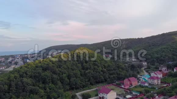 在山上的住宅楼上飞翔空中射击视频的预览图