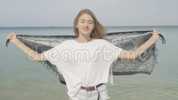 海滩上快乐的微笑女人视频的预览图