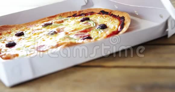 披萨盒里有美味的披萨视频的预览图