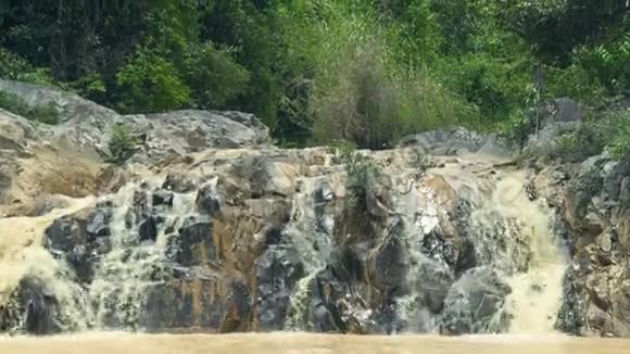 溪水瀑布在山河大石上流淌山水从瀑布中流出视频的预览图
