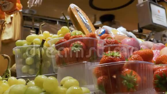 在拉博奎利亚的一个市场上出售水果巴塞罗那西班牙视频的预览图