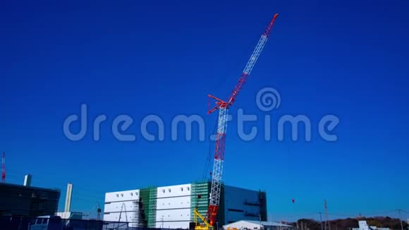 一段时间后起重机在蓝天后面在施工中的宽镜头视频的预览图
